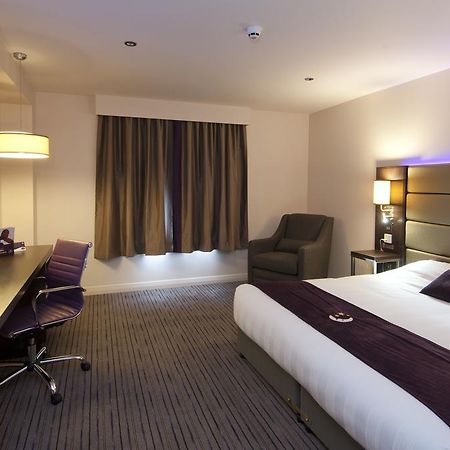 Premier Inn High Wycombe/Beaconsfield Екстериор снимка