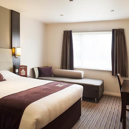 Premier Inn High Wycombe/Beaconsfield Екстериор снимка