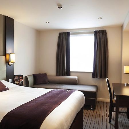 Premier Inn High Wycombe/Beaconsfield Екстериор снимка