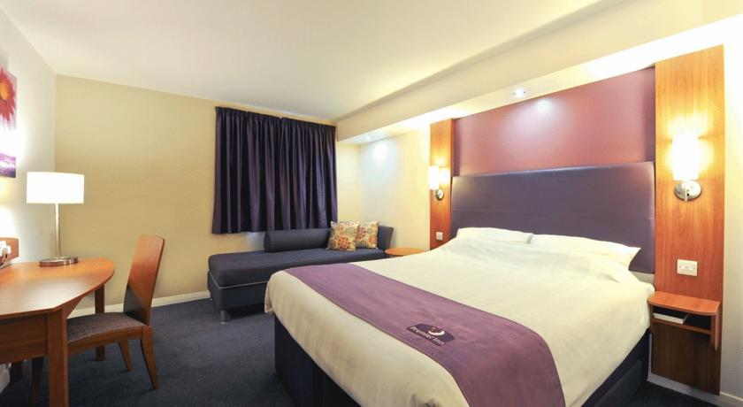 Premier Inn High Wycombe/Beaconsfield Екстериор снимка