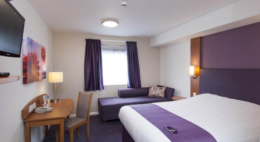 Premier Inn High Wycombe/Beaconsfield Екстериор снимка