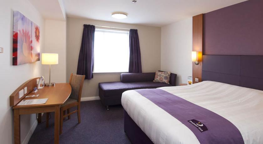 Premier Inn High Wycombe/Beaconsfield Екстериор снимка