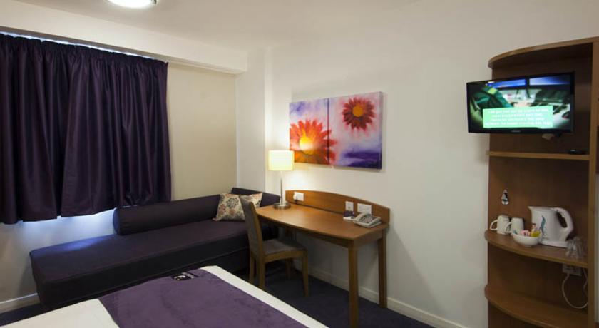 Premier Inn High Wycombe/Beaconsfield Екстериор снимка