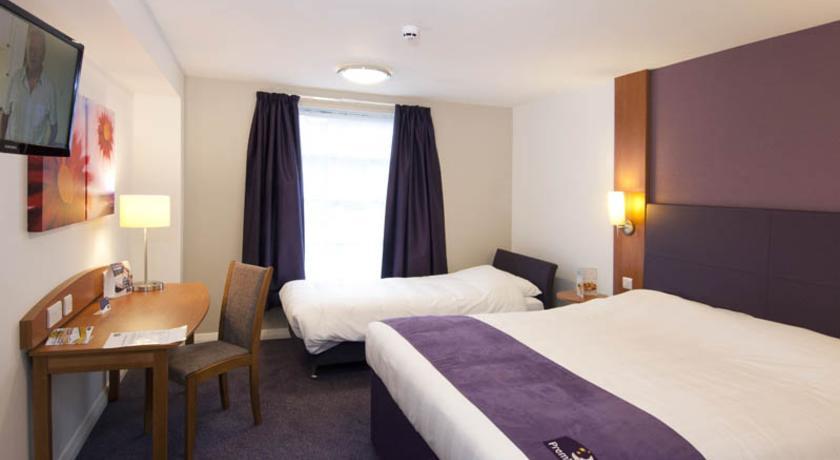 Premier Inn High Wycombe/Beaconsfield Екстериор снимка