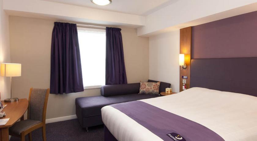 Premier Inn High Wycombe/Beaconsfield Екстериор снимка