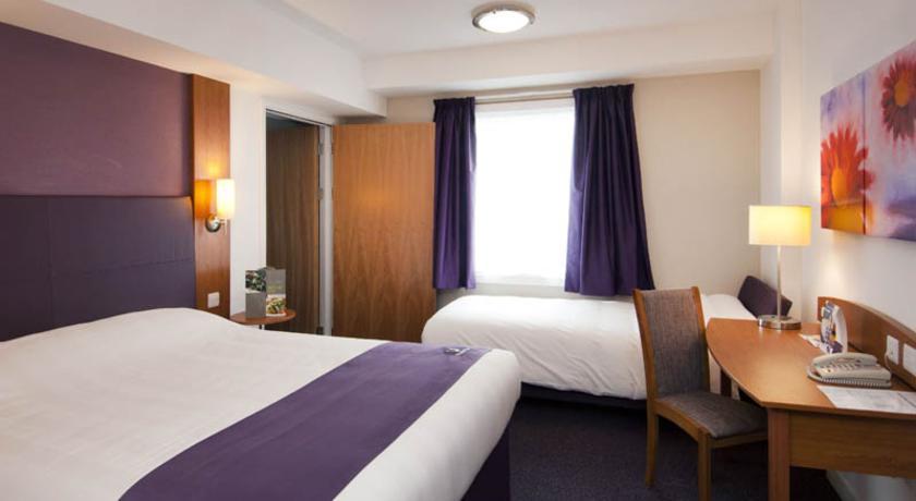 Premier Inn High Wycombe/Beaconsfield Екстериор снимка