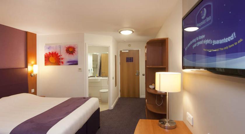 Premier Inn High Wycombe/Beaconsfield Екстериор снимка