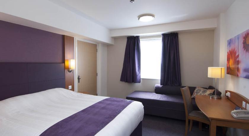 Premier Inn High Wycombe/Beaconsfield Екстериор снимка