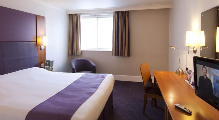 Premier Inn High Wycombe/Beaconsfield Екстериор снимка