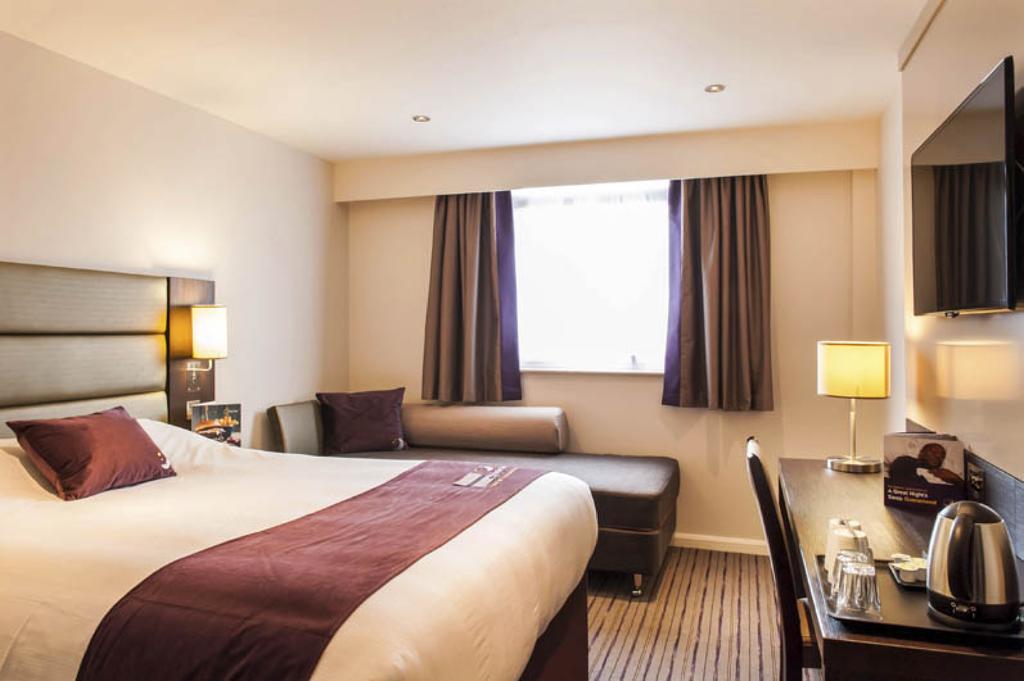 Premier Inn High Wycombe/Beaconsfield Екстериор снимка