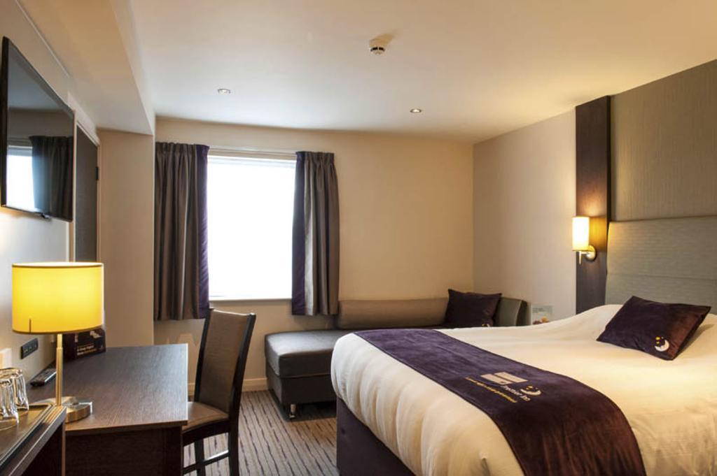 Premier Inn High Wycombe/Beaconsfield Екстериор снимка