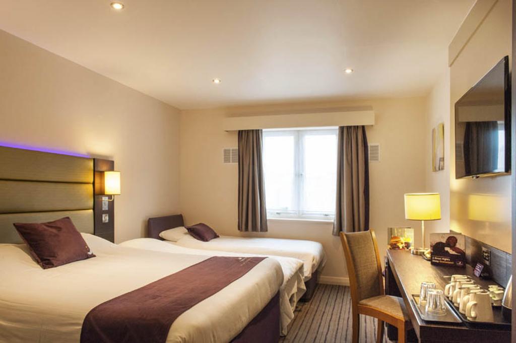 Premier Inn High Wycombe/Beaconsfield Екстериор снимка