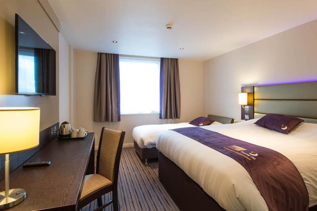 Premier Inn High Wycombe/Beaconsfield Екстериор снимка