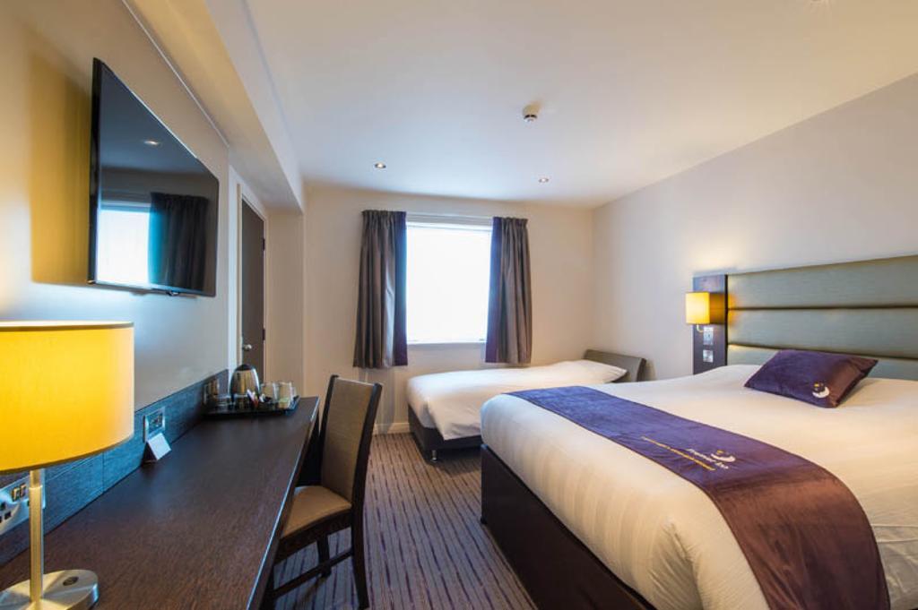 Premier Inn High Wycombe/Beaconsfield Екстериор снимка