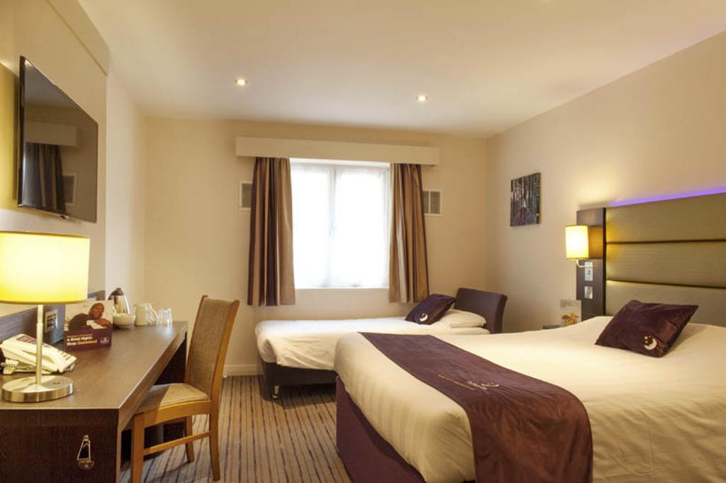 Premier Inn High Wycombe/Beaconsfield Екстериор снимка