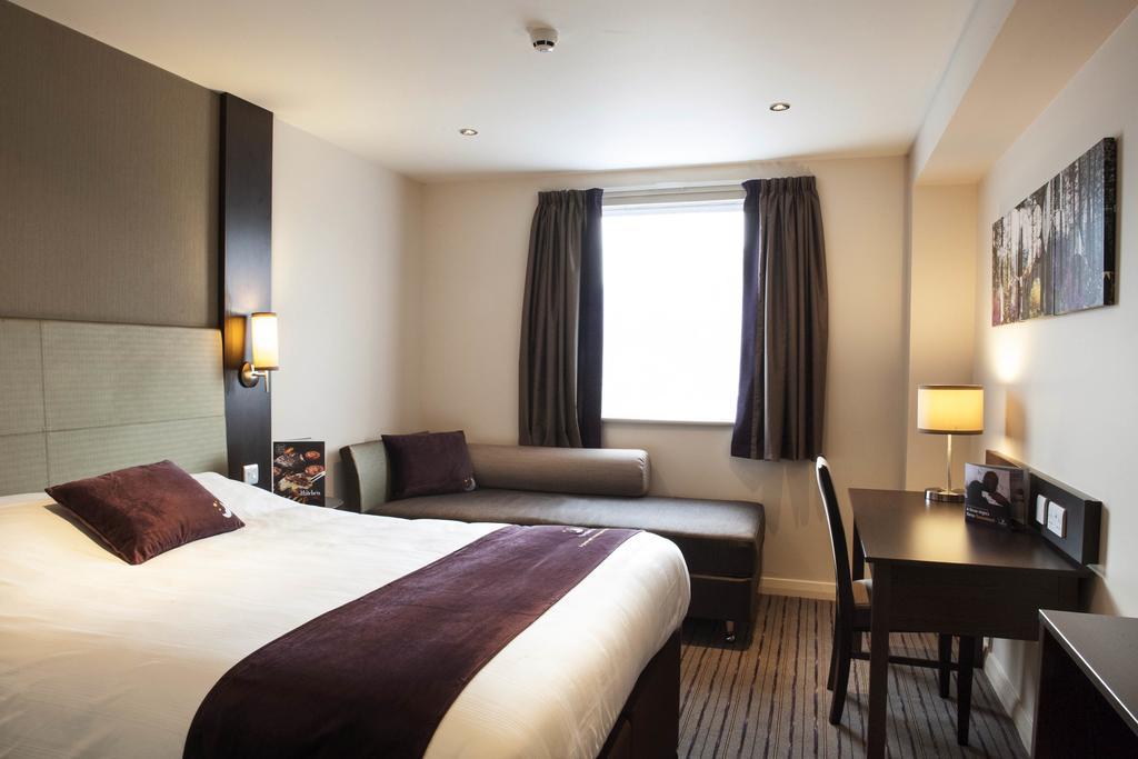 Premier Inn High Wycombe/Beaconsfield Екстериор снимка