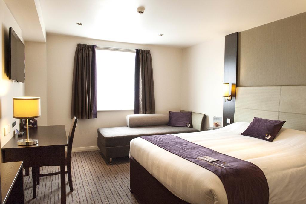 Premier Inn High Wycombe/Beaconsfield Екстериор снимка