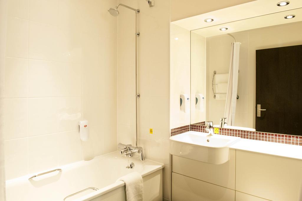 Premier Inn High Wycombe/Beaconsfield Екстериор снимка