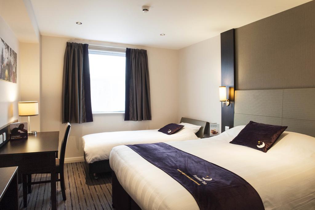 Premier Inn High Wycombe/Beaconsfield Екстериор снимка