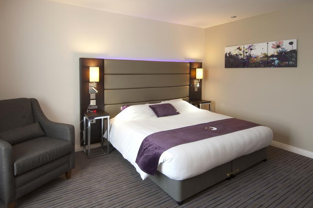 Premier Inn High Wycombe/Beaconsfield Екстериор снимка