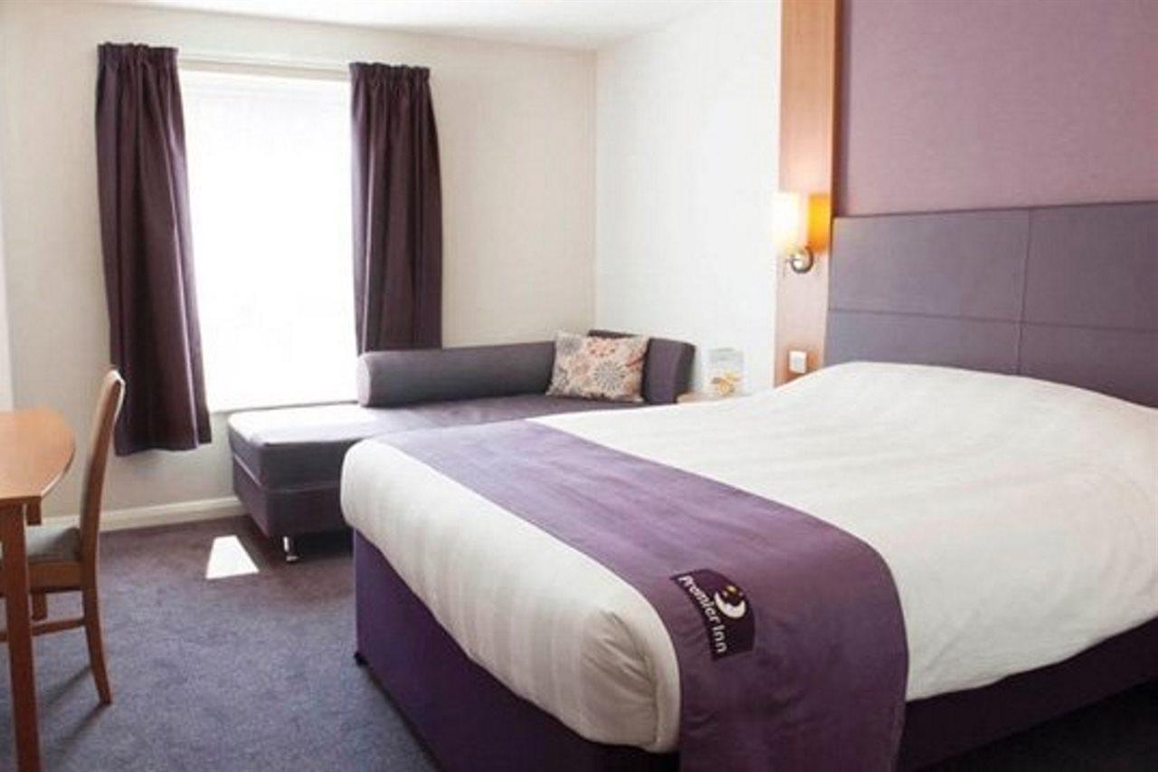 Premier Inn High Wycombe/Beaconsfield Екстериор снимка
