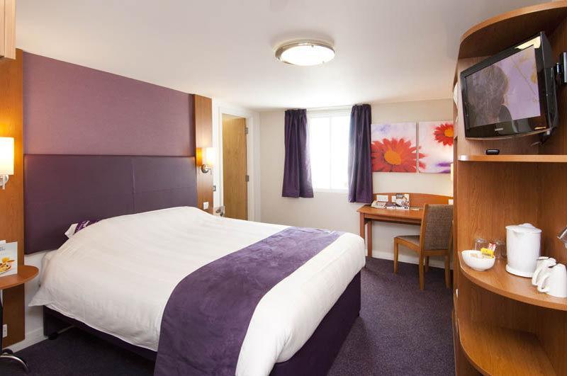 Premier Inn High Wycombe/Beaconsfield Екстериор снимка