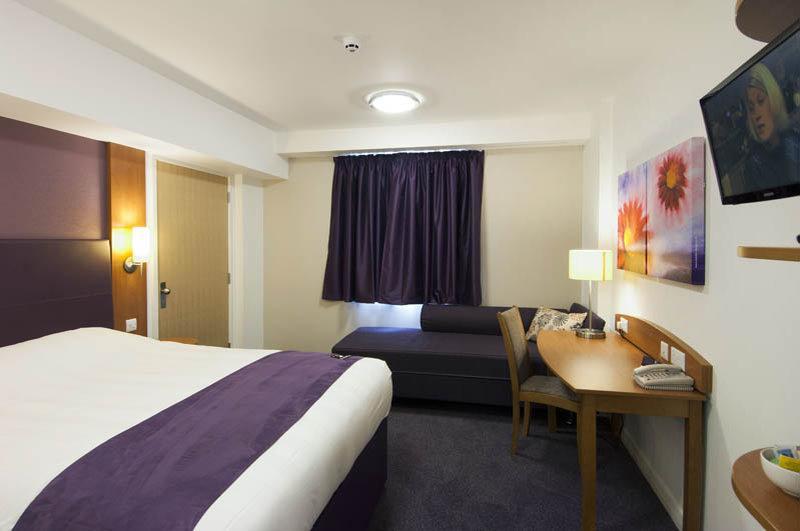 Premier Inn High Wycombe/Beaconsfield Екстериор снимка